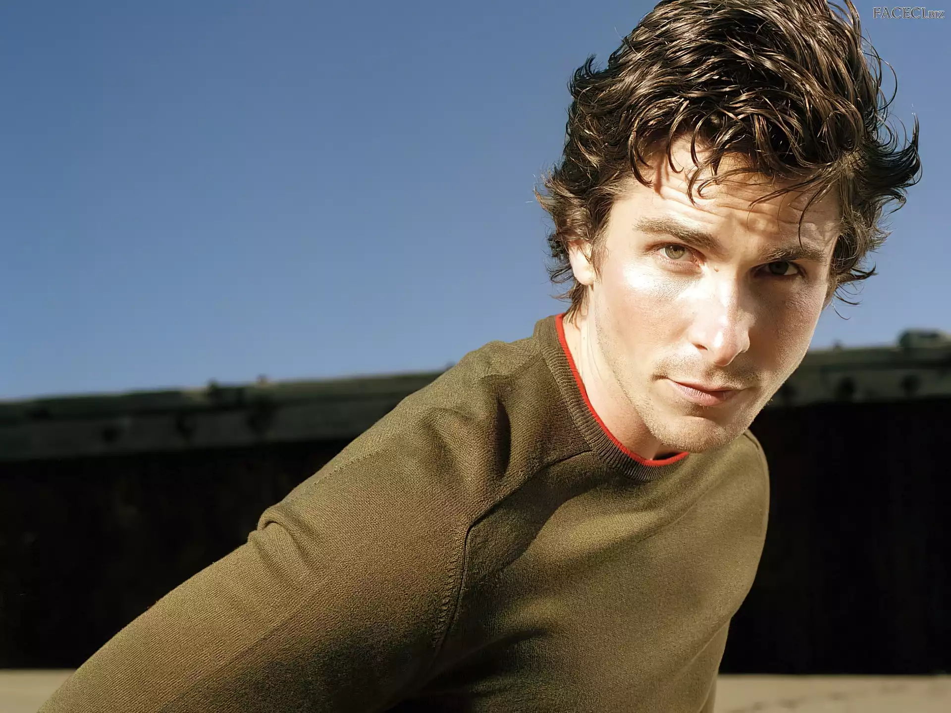 Christian Bale, brązowy sweterek
